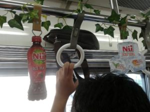 Commuter Line Penuh Tanaman Merambat Gara-Gara Iklan NU Green Tea