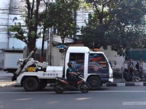 Di Jakarta, Yang Suka Parkir Sembarangan di Bahu Jalan, Paling Takut Sama Kendaraan Yang Satu Ini