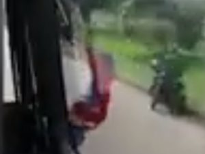 [Video] Daredevil Bergantungan di Kaca Spion Bus Yang Sedang Melaju