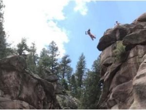 [Jangan Ditiru] Seorang Wanita Colorado Selamat Setelah Terjun Dengan Perut Menghadap Ke Bawah Dari Tebing Setinggi 27 Meter