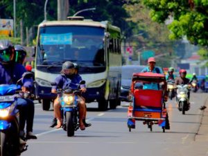 Ketika Becak Melintas Dengan Santai Di Jalan Sudirman Bogor, Ada Kesalahan Yang Dimaklumi