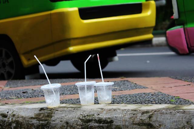 Gelas Plastik di Atas Trotoar Mencerminkan Masyarakat Indonesia Masih Kurang Sadar Lingkungan