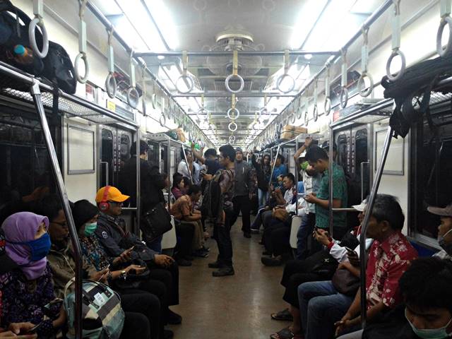 Mempersilakan Orang Lain Duduk Ketika Ada Kursi Kosong Di Commuter Line