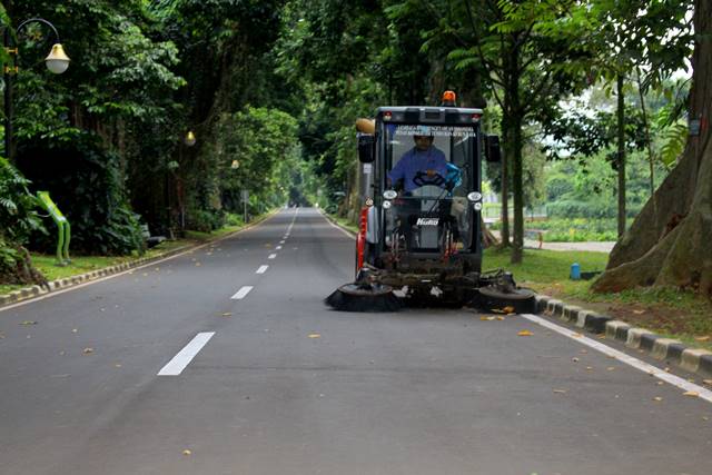Oh, Rupanya Begitu - Kendaraan Penyapu Jalan di Kebun Raya Bogor
