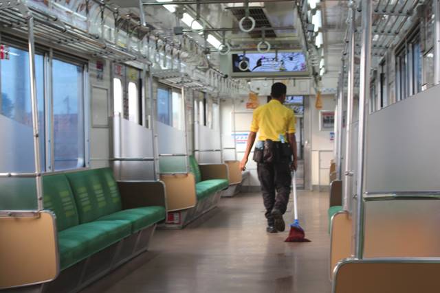 Mereka Lah Yang Membuat Commuter Line Bersih [Selain Penumpang Tentunya]