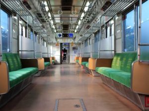 Pemandangan Langka : Kabin Kereta Commuter Line Dalam Keadaan Kosong