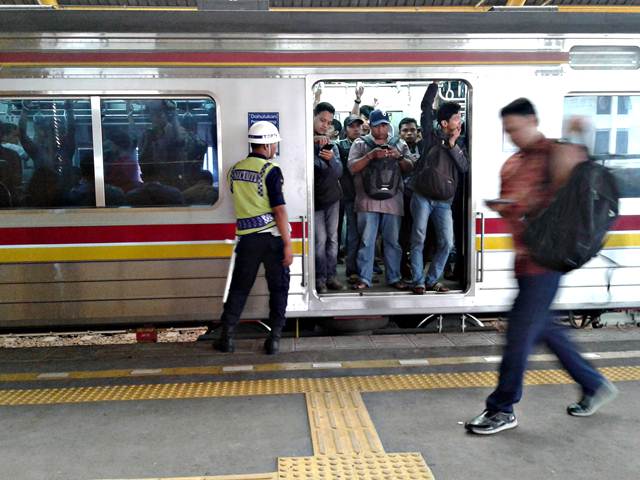 Penumpang Commuter Line Selalu Dikalahkan Oleh Penumpang Kereta Komersial