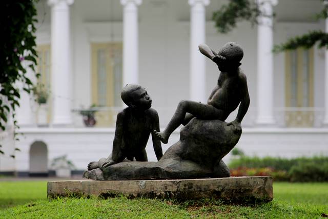 Patung Dua Anak Bermain Di Halaman Belakang Istana Bogor