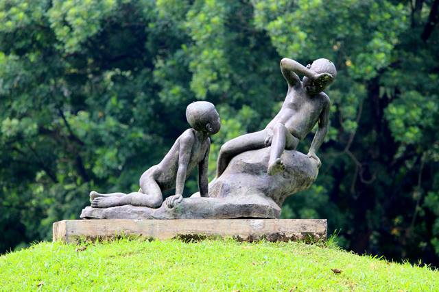 Patung Dua Anak Bermain Di Halaman Belakang Istana Bogor