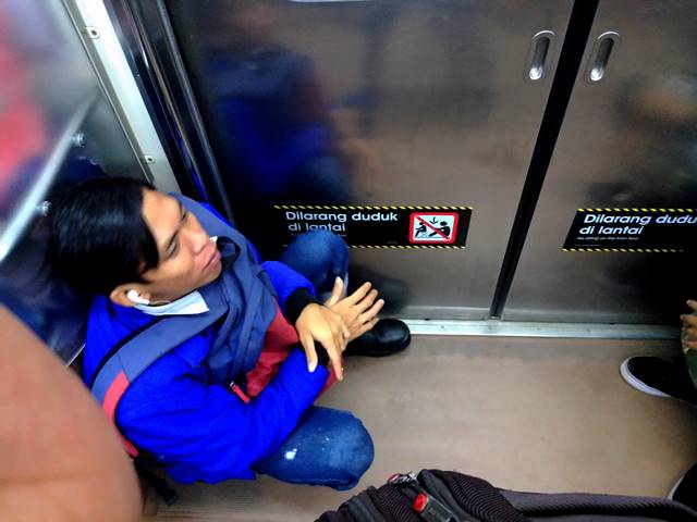 Penumpang Bandel : Tetap Saja Duduk di Lantai Kereta [Commuter Line]