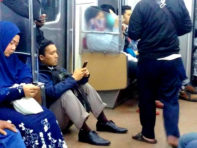 Penumpang Bandel : Tetap Saja Duduk di Lantai Kereta [Commuter Line]
