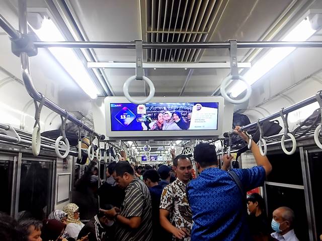 LINIKUIS - Iseng-Iseng Berhadiah Daripada Bengong di Commuter Line