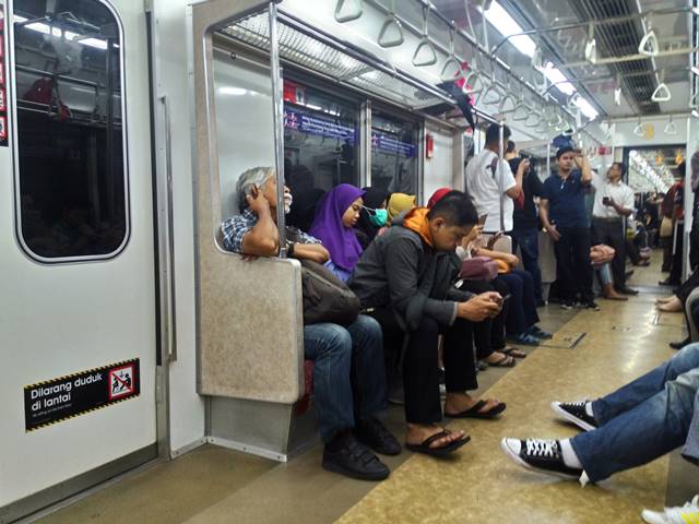 Prioritaskan Tempat Duduk Commuter Line Untuk Yang Lebih