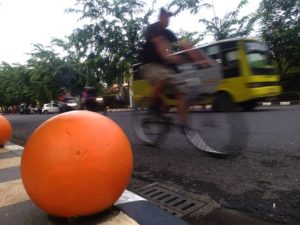 Bola Beton Mirip Jeruk Berwarna Oranye di Trotoar Semarang Ini Juga Bollard
