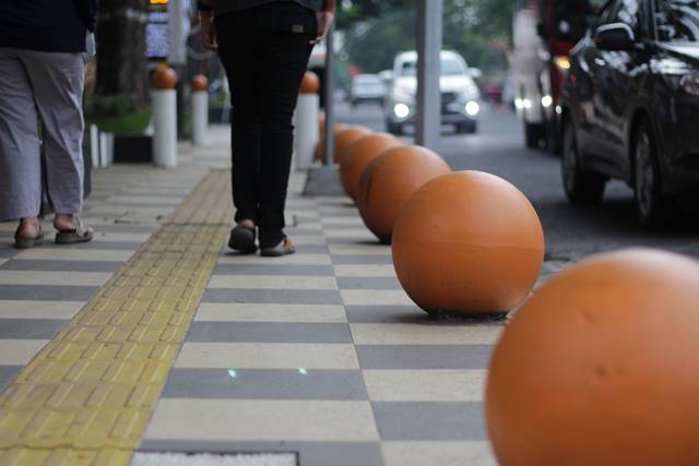 Bola Beton Mirip Jeruk Berwarna Oranye di Trotoar Semarang Ini Juga Bollard