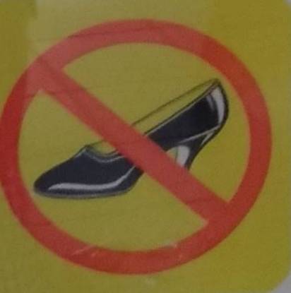 Dilarang Memakai Sepatu Hak Tinggi Saat Naik Elevator/Tangga Berjalan - Benarkah?