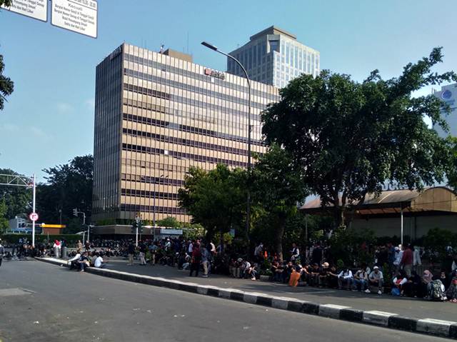 Kumpulan massa yang menunggu di sekitar perempatan Jalan Thamrin