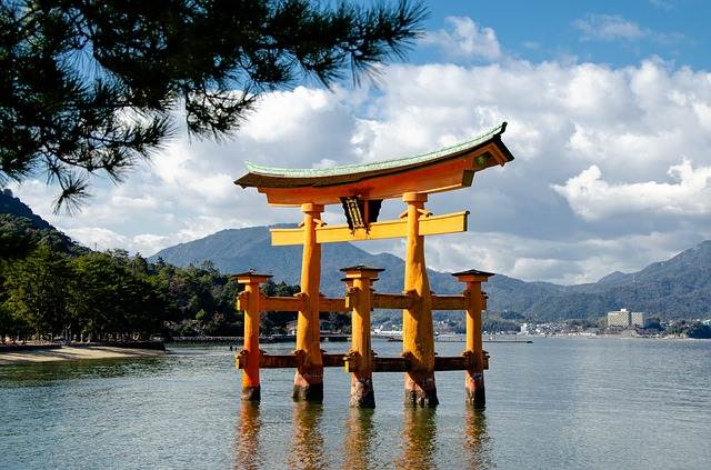 TORII - Gerbang Penanda Batas Wilayah Suci (Jepang)