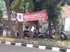 [IRONIS] Pangkalan Ojol Di Atas Trotoar , Bukti Hukum Indonesia Tidak Tegak