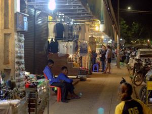 Pedagang Di Siem Reap, Kamboja Menerima Uang Dollar
