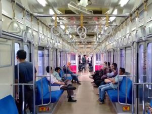 Kata Nia Ramadhani Naik KRL (Commuter Line) Itu Nyaman : Sedang Halu Kah Dia?
