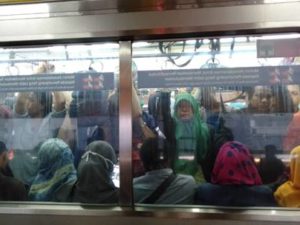 10 Tingkah Laku Menyebalkan Penumpang Yang Biasa Ditemukan Di Commuter Line