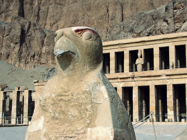 Patung Horus si Dewa Elang Penguasa Angkasa